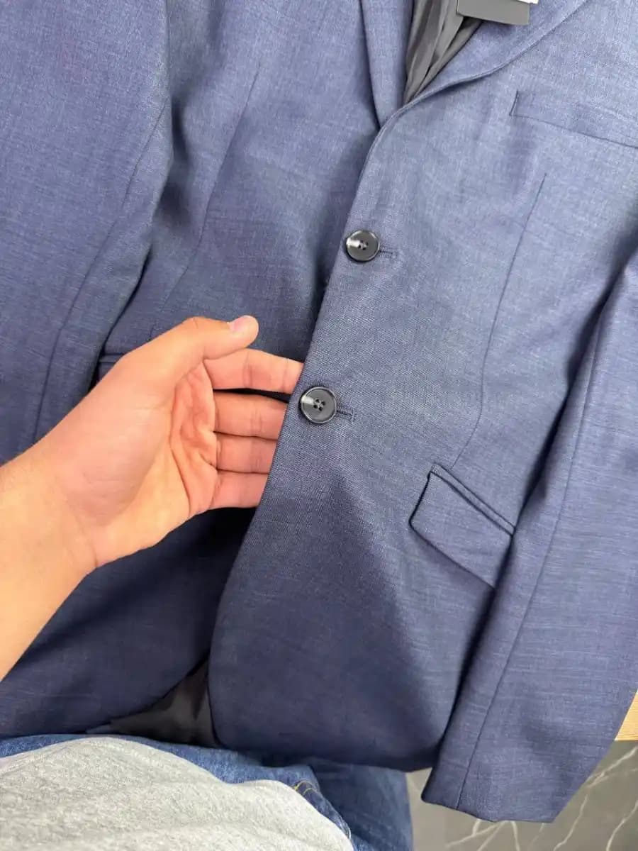 کت آبی داخل مشکی سلکتد هوم — تصویر ۳