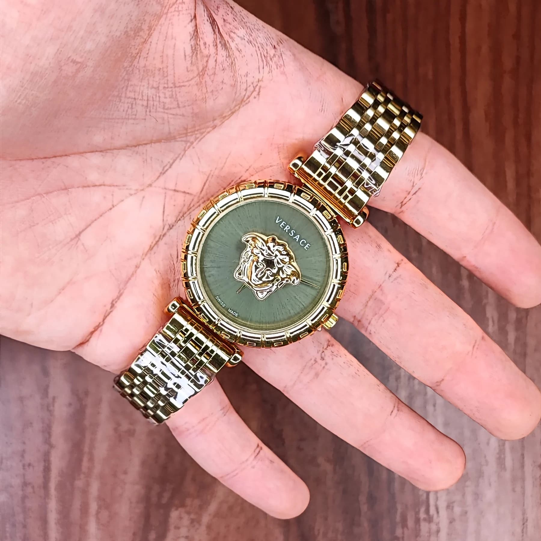ساعت مچی عقربه ای زنانه ورساچه ایتالیا سبز طلایی — تصویر ۵