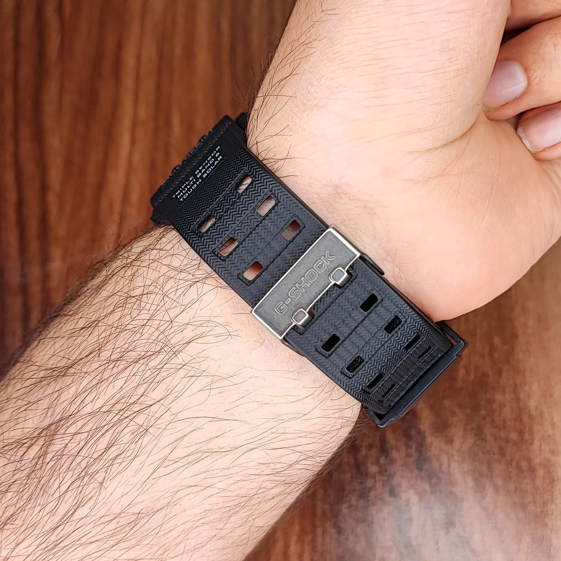 ساعت مچی عقربه‌ای مردانه دو زمانه جی شاک مشکی قرمز مدل GA-710GB — تصویر ۴