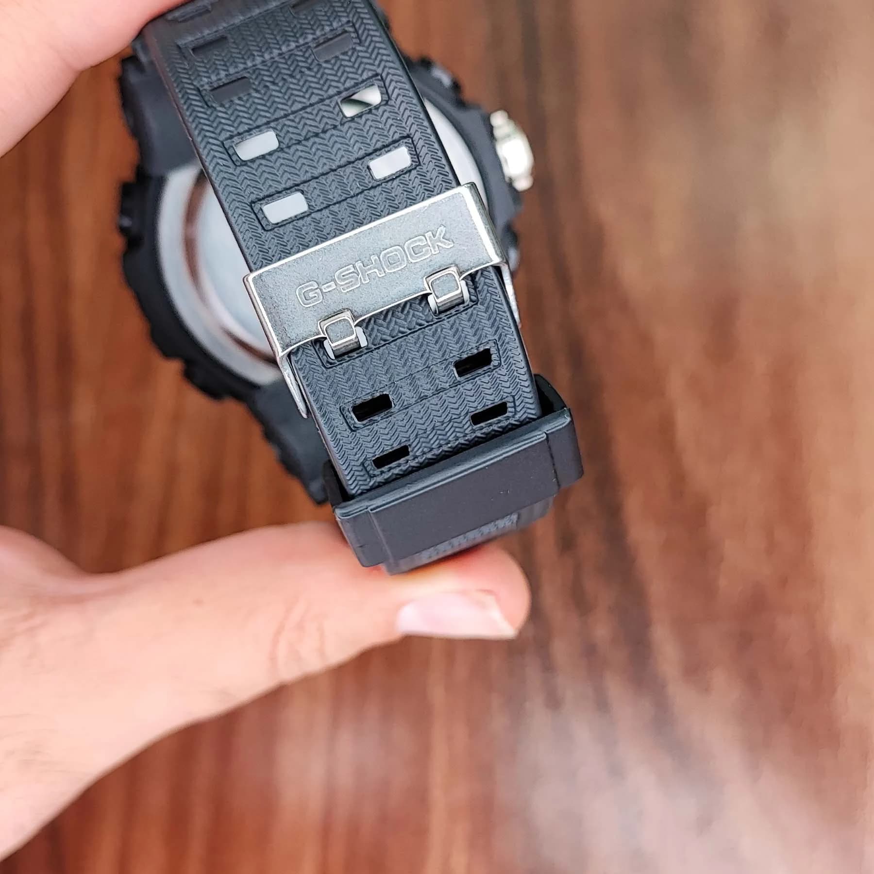 ساعت مچی عقربه‌ای مردانه دو زمانه جی شاک مشکی قرمز مدل GA-710GB — تصویر ۳