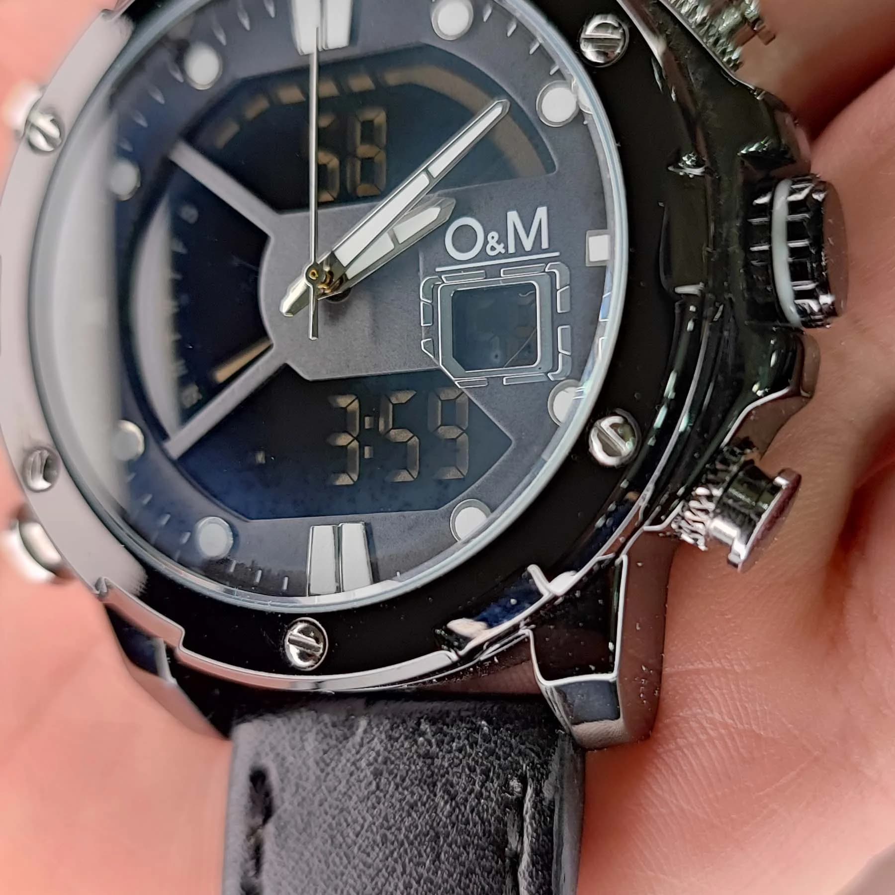 ساعت مچی عقربه ای مردانه مشکی O&M مدل M2201 — تصویر ۳