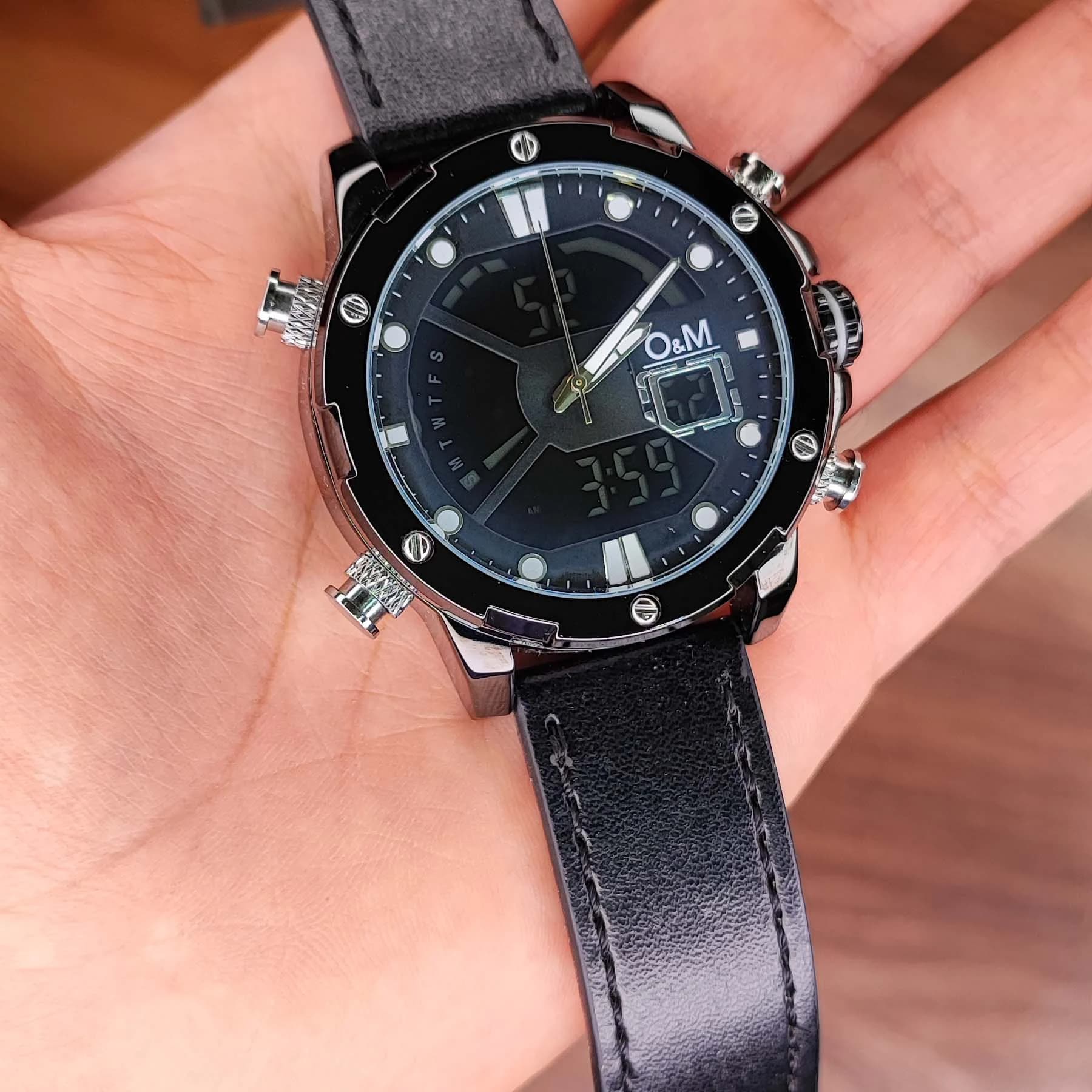 ساعت مچی عقربه ای مردانه مشکی O&M مدل M2201 — تصویر ۲