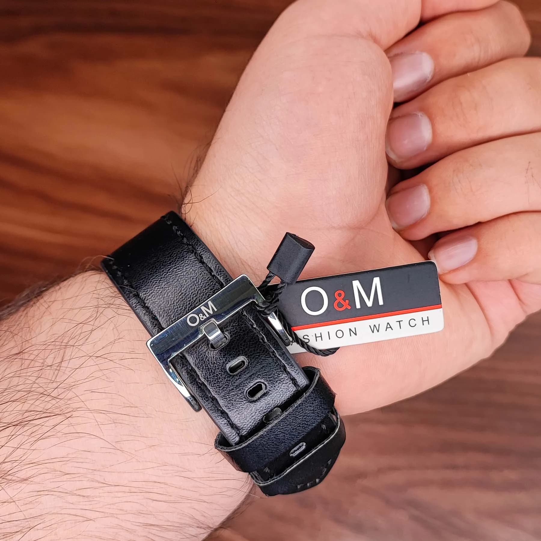 ساعت مچی عقربه ای مردانه مشکی O&M مدل M2201 — تصویر ۵
