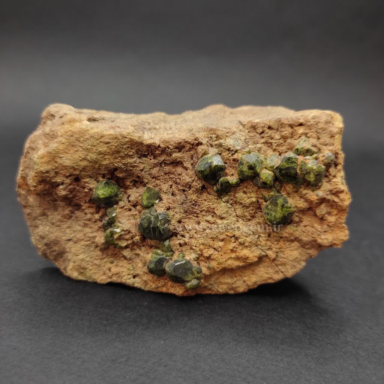 گارنت سبز بر روی بستر (کد14)