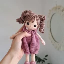 عروسک و اسباب بازی بافتنی دختر نیلو با موهای خرگوشی — تصویر ۳