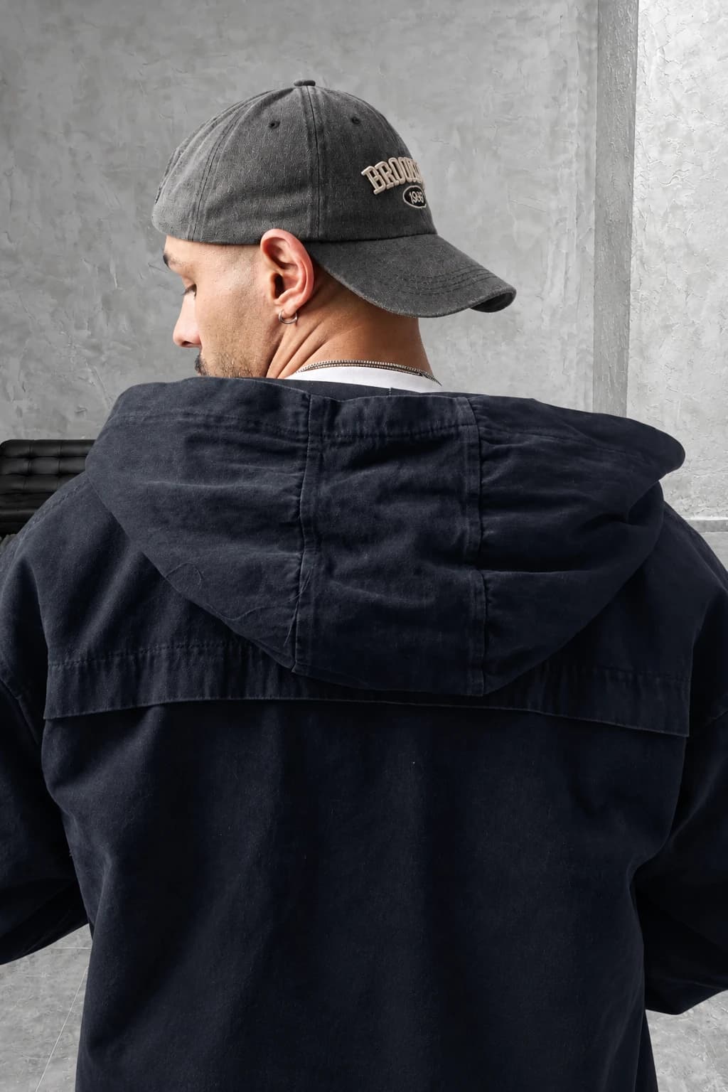 سویشرت کتان کارهارت (carhartt) داخل خز مشکی — تصویر ۳