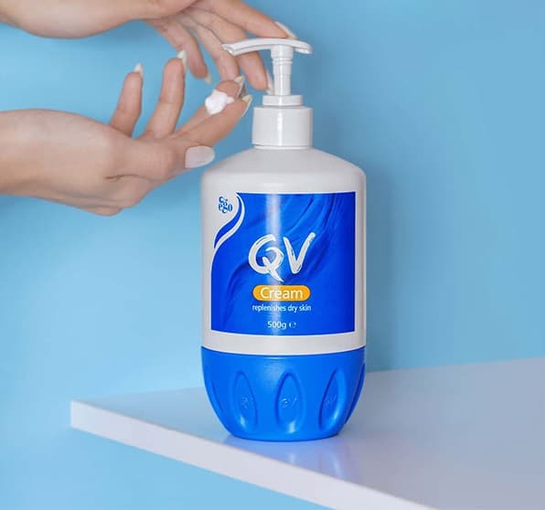 کرم آبرسان مرطوب کننده کیووی پمپی QV MOISTURIZING CREAM FOR DRY SKIN مناسب پوست خشک وزن 500 گرم — تصویر ۵