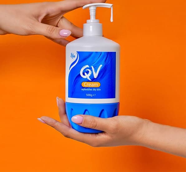 کرم آبرسان مرطوب کننده کیووی پمپی QV MOISTURIZING CREAM FOR DRY SKIN مناسب پوست خشک وزن 500 گرم — تصویر ۳