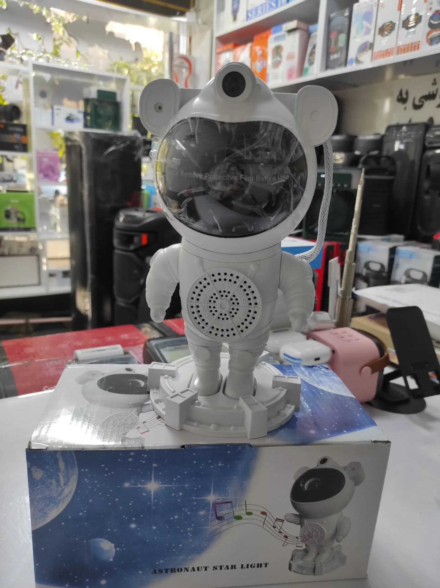 چراغ خواب پروژکتوری کهکشانی طرح فضانورد (Astronaut Star Light) | اسپیکردار و رقص نور — تصویر ۲