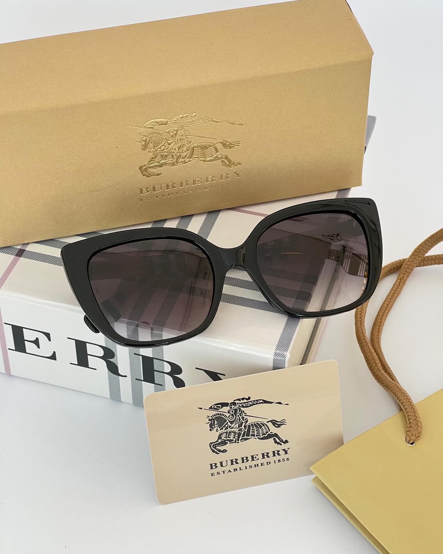عینک آفتابی زنانه بربری مدل BURBERRY BE4333 — تصویر ۳