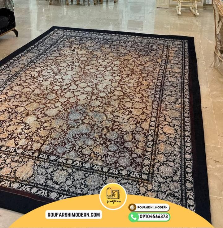 فرشینه / کاور فرش و روفرشی کشدار طرح افشان رنگ قهوه ای طلایی حاشیه سرمه ای کد 1640 (ویدیو) — تصویر ۳
