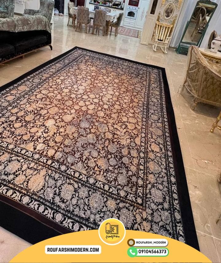 فرشینه / کاور فرش و روفرشی کشدار طرح افشان رنگ قهوه ای طلایی حاشیه سرمه ای کد 1640 (ویدیو) — تصویر ۲