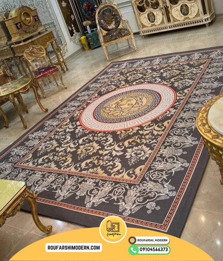 فرشینه / کاور فرش و روفرشی کشدار طرح ورساچه رنگ طوسی ترکیب کرم طلایی کد 1844 (ویدیو) — تصویر ۴