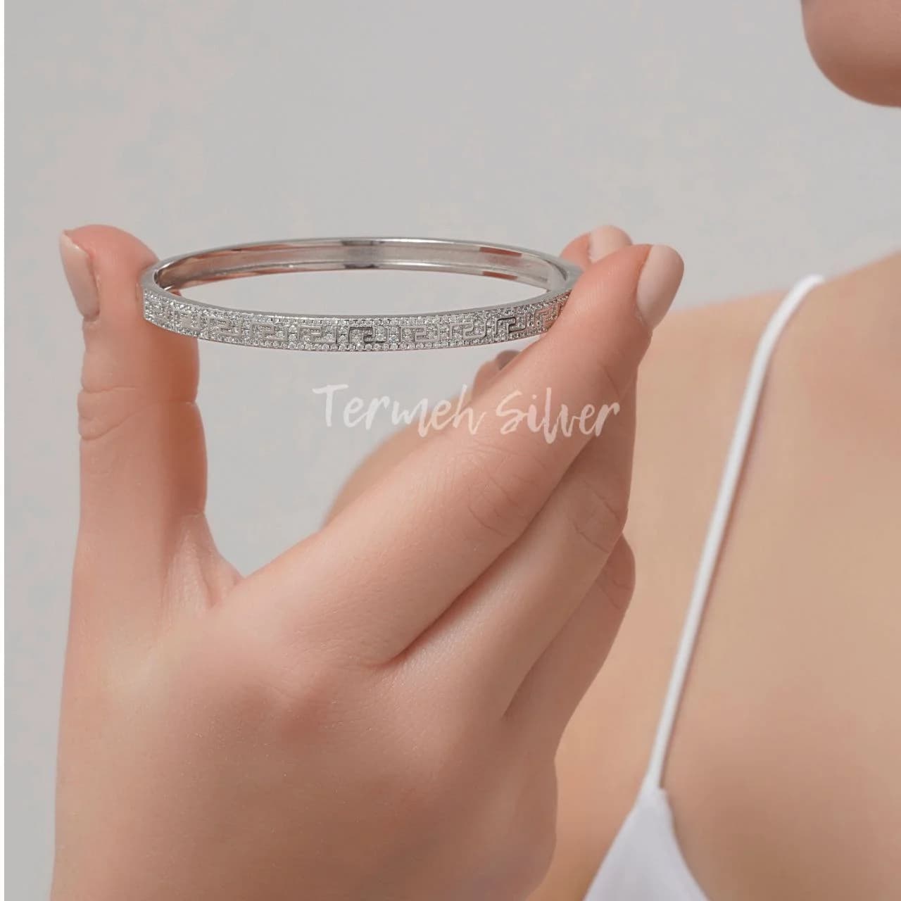 دستبند النگویی نقره ورساچه نگین دار DT 1089 — تصویر ۲
