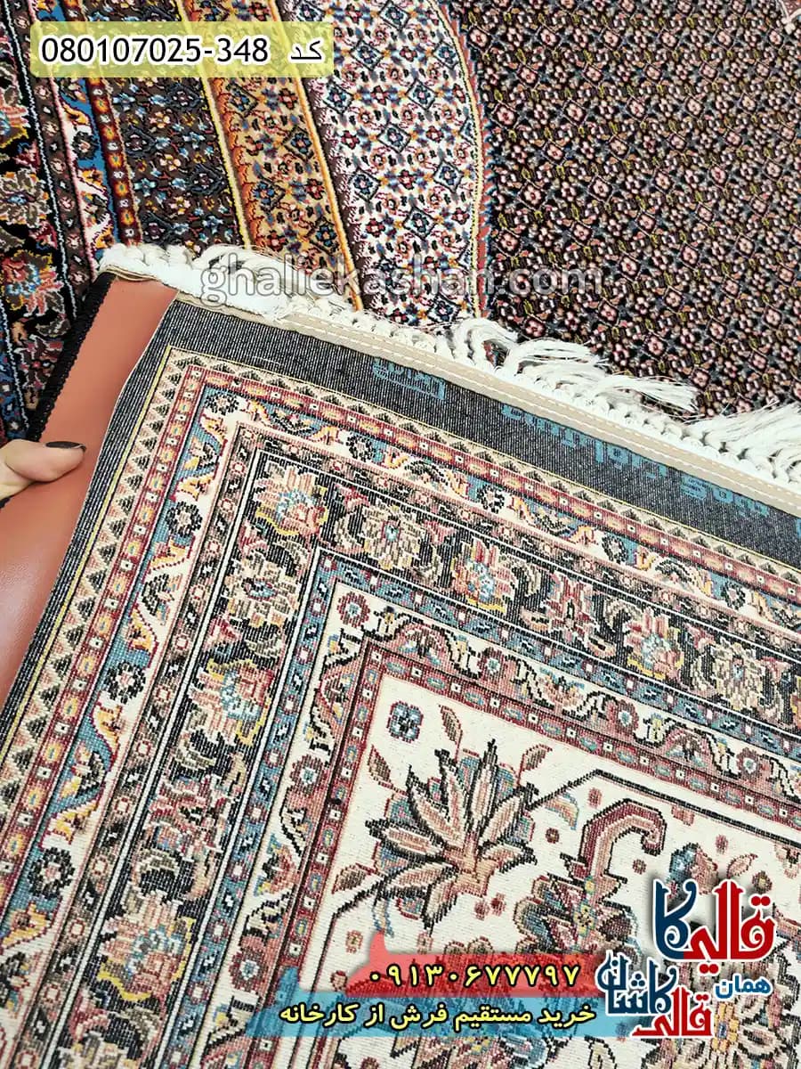 فرش 700 شانه طرح ریزماهی عراقی زمینه سرمه ای کاشان — تصویر ۷
