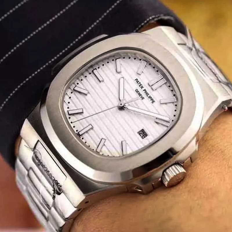 ساعت مچی مردانه پتک فیلیپ موتور ژاپن مدل ناتیلوس نقره ای (Patek Philippe Nautilus) — تصویر ۳