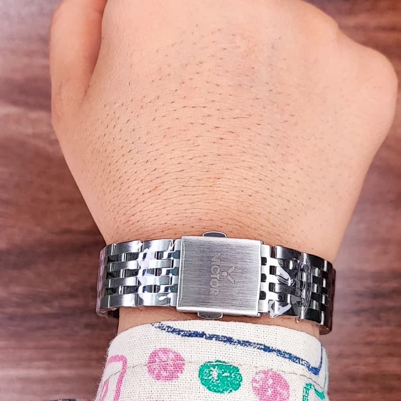 ساعت مچی عقربه ای زنانه ویکتور آبی نقره ای مدل 1582 — تصویر ۴