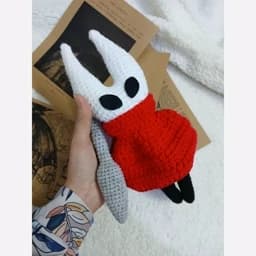 عروسک هورنت Hornet شوالیه توخالی بازی هالو نایت Hollow Knight Silksong بافتنی دستباف سایز متوسط سفیرباف — تصویر ۵