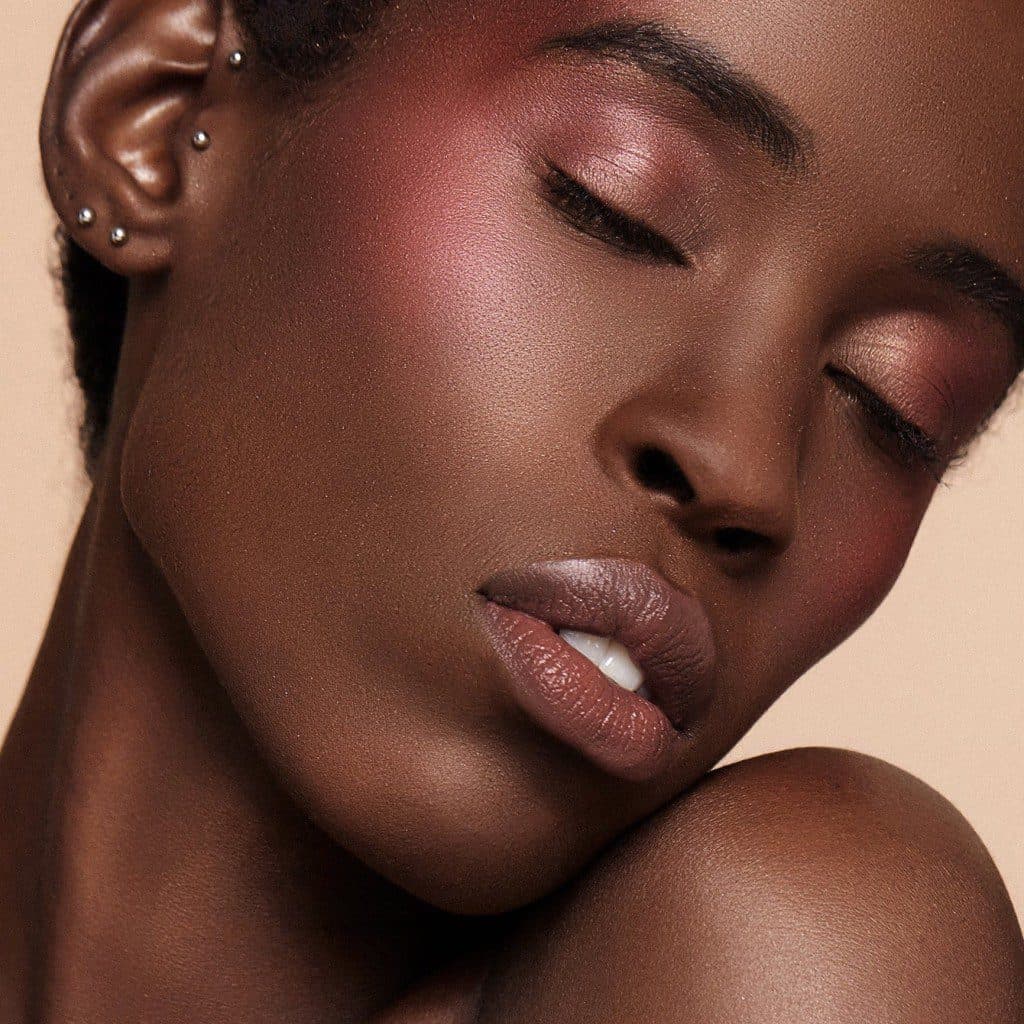 رژگونه استیکی روشن کننده پوست “Glowin’ Up”رنگ PLUM WINE شیگلم SHEGLAM — تصویر ۳