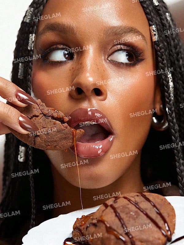 رژ لب براق مرطوب‌کننده Crystal Glaze رنگ Cocoa Cookie شیگلم SHEGLAM — تصویر ۵