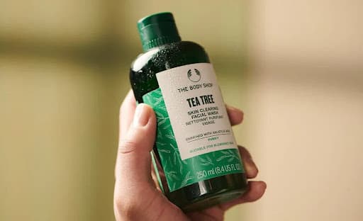 ژل شستشوی صورت تی تری بادی شاپ The Body Shop Tea Tree Skin Clearing Facial Washمدل ضد جوش مناسب پوست چرب و مختلط حجم 250 میلی لیتر — تصویر ۷