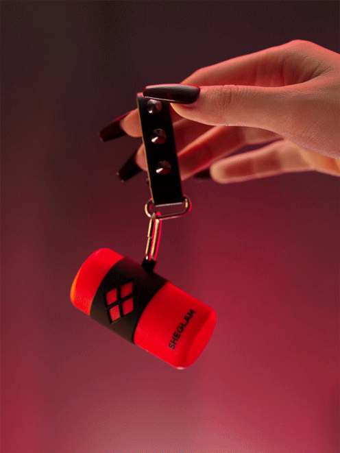 رژگونه استیکی Harley Quinn X SHEGLAM Mischief Mallet – رنگ Bang Bang شیگلم SHEGLAM — تصویر ۷