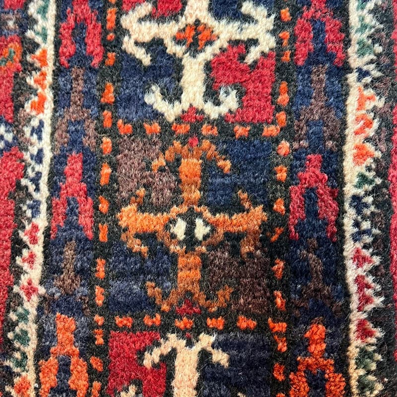 فرش دستبافت 2.5 متری بلوچ مدل هندسی زمینه لاکی — تصویر ۵
