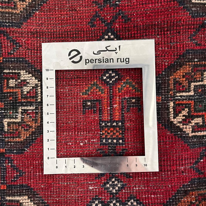 فرش دستبافت 2.5 متری بلوچ مدل هندسی زمینه لاکی — تصویر ۶