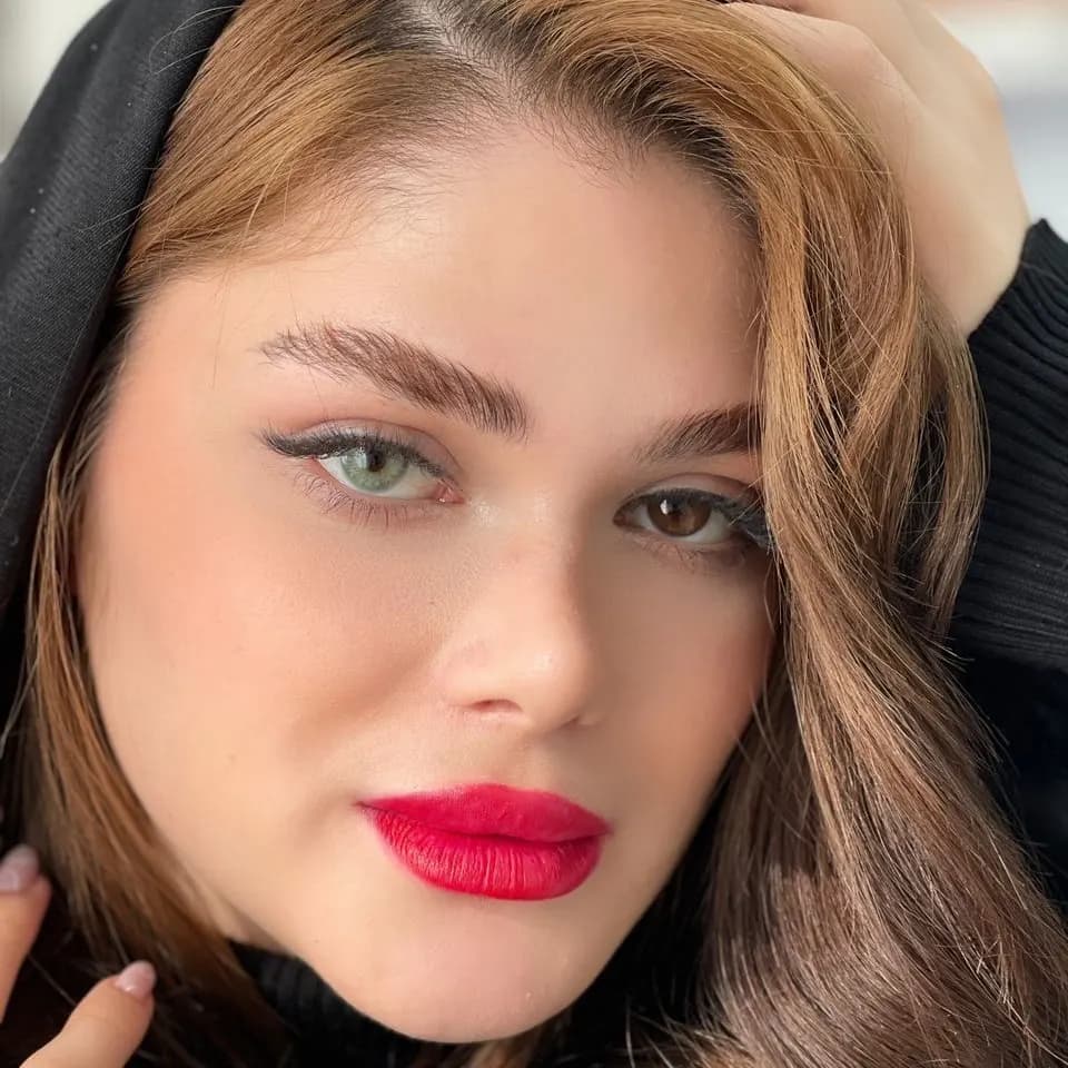 لنز آرما ناتورا گراسا سبز روشن با دور محو — تصویر ۳