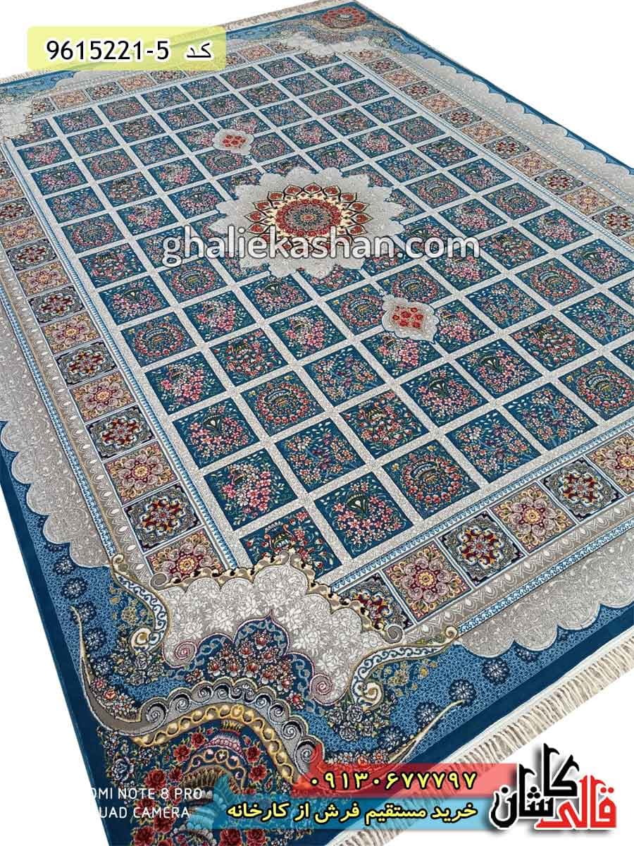 فرش 700 شانه خشتی طرح مانلی زمینه آبی کاشان — تصویر ۳