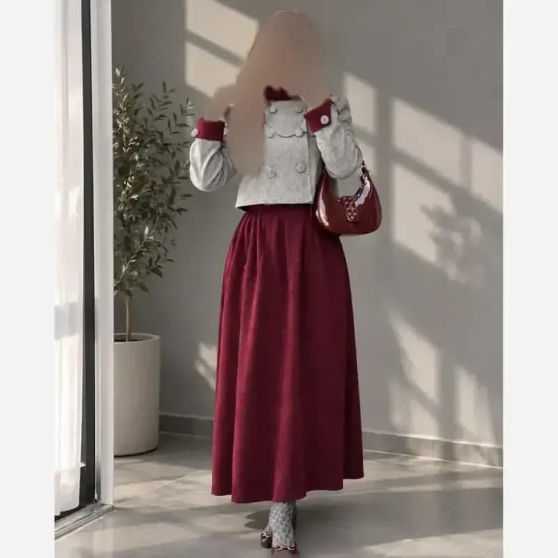 کت و دامن بهارناز پارچه کشمیر بافت وارداتی و مخمل کبریتی رنگ طوسی زرشکی — تصویر ۳
