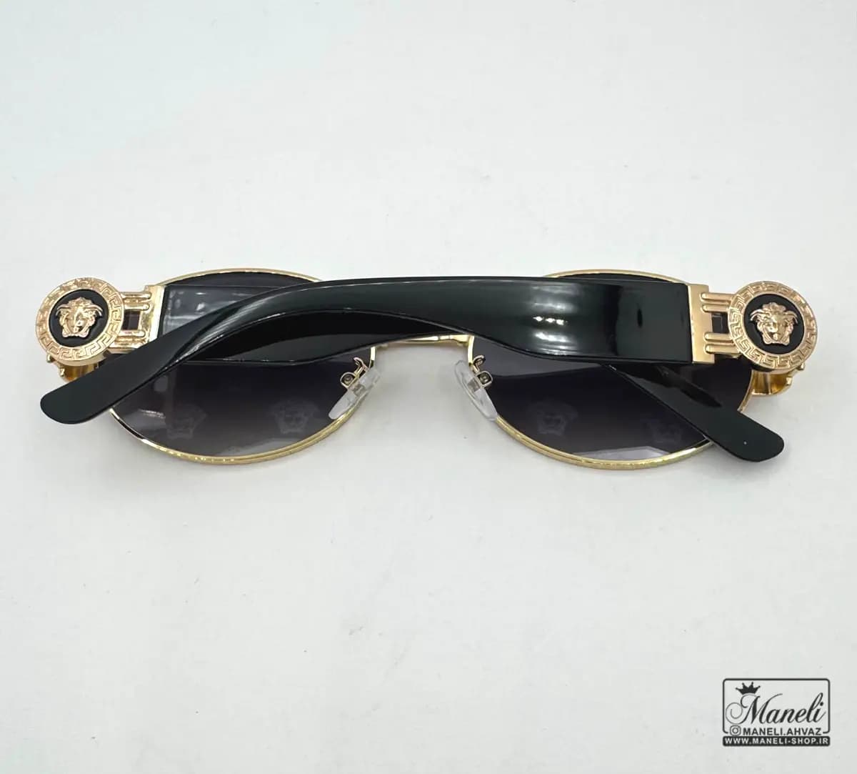 عینک UV برند versace با فریم طلایی و شیشه مشکی — تصویر ۲