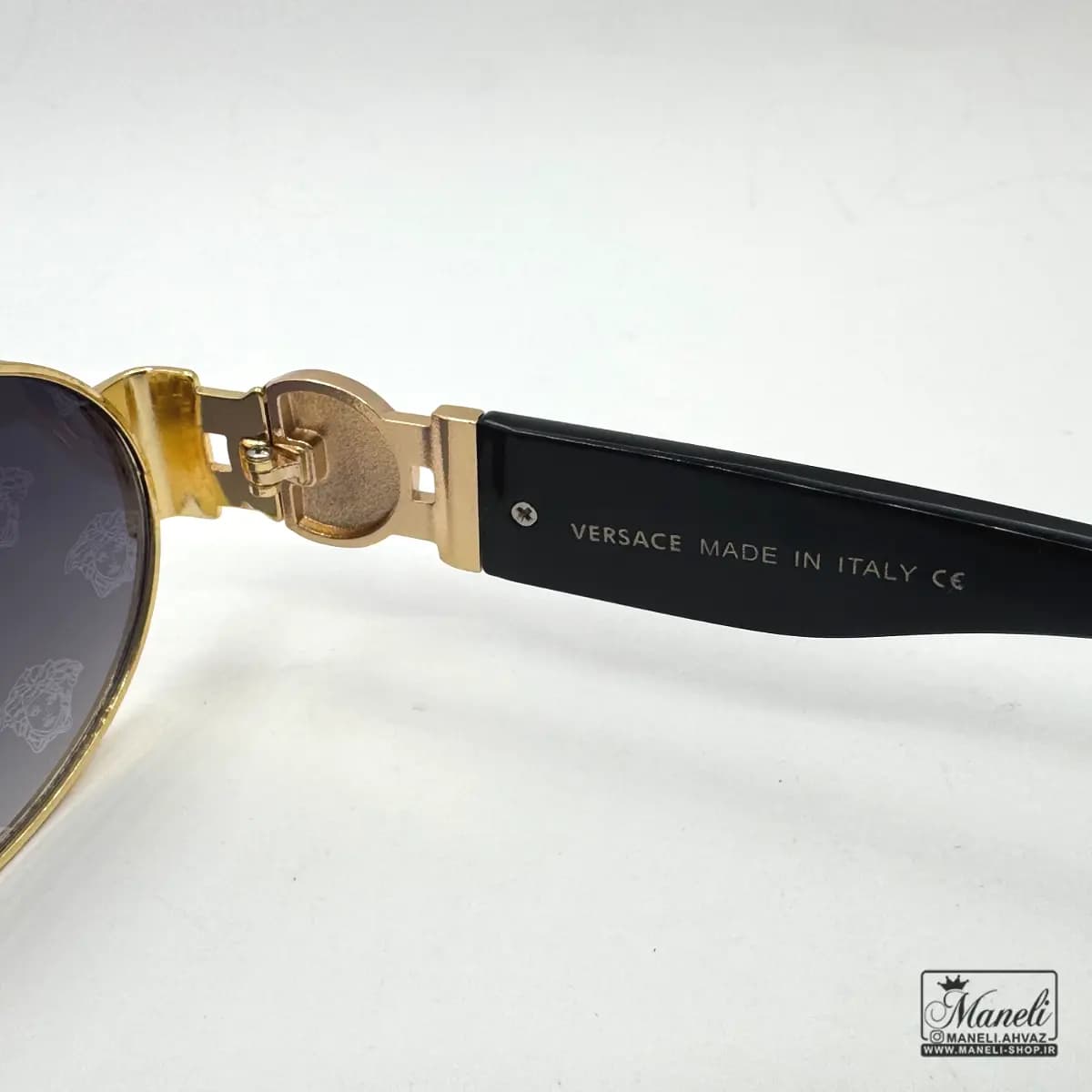 عینک UV برند versace با فریم طلایی و شیشه مشکی — تصویر ۶