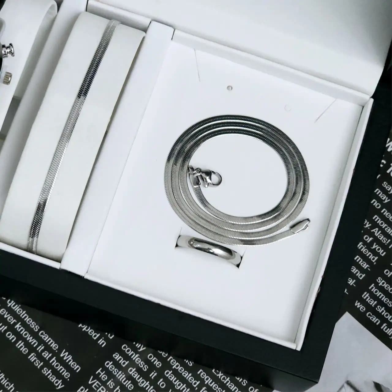 ست ساعت تقویم دار بند چرم و دستبند و گردنبند ماری استیل — تصویر ۶