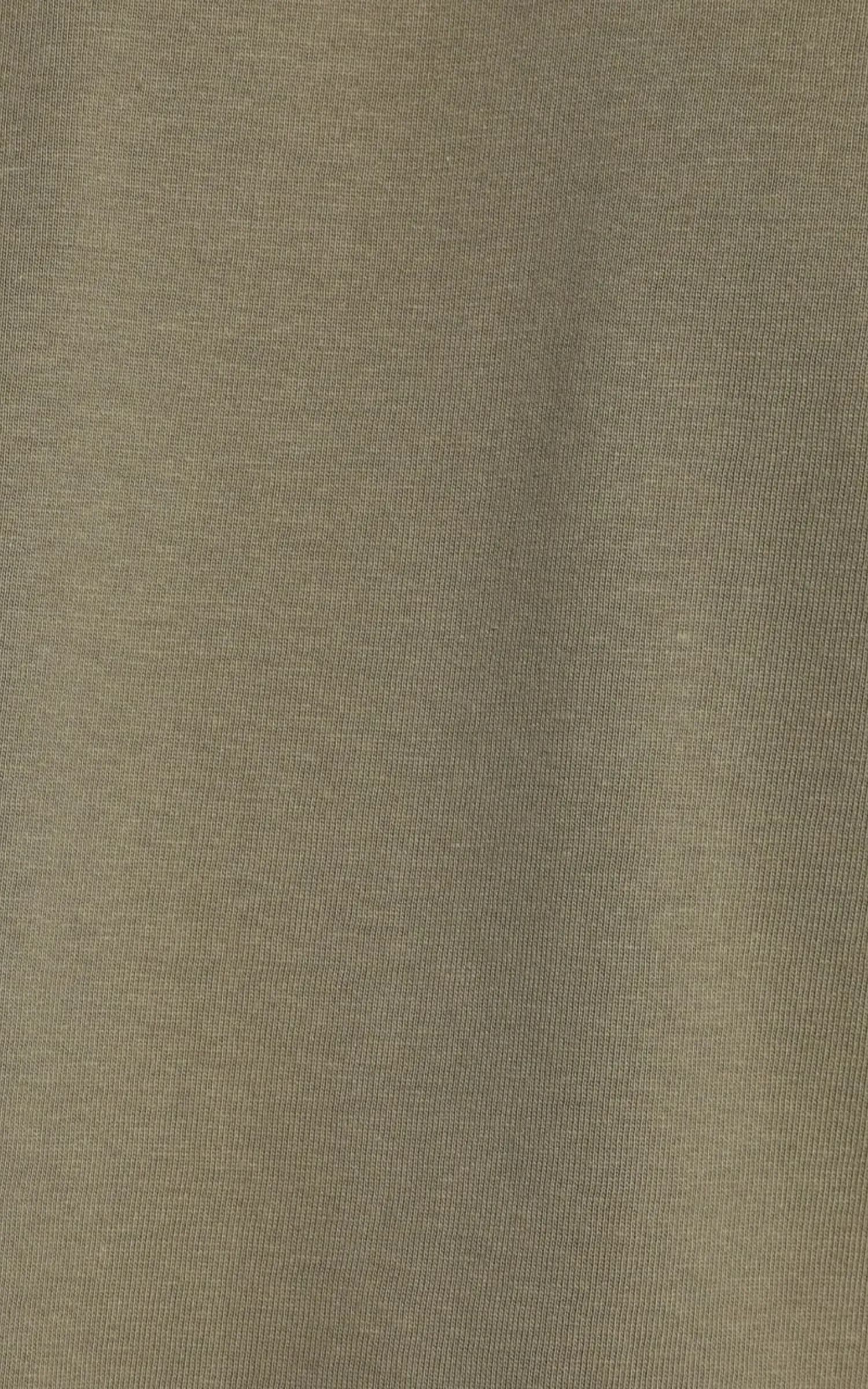 تیشرت مردانه سبز خاکی با طرح گرافیکی پشت COLIN’S کد CL1080496 — تصویر ۴