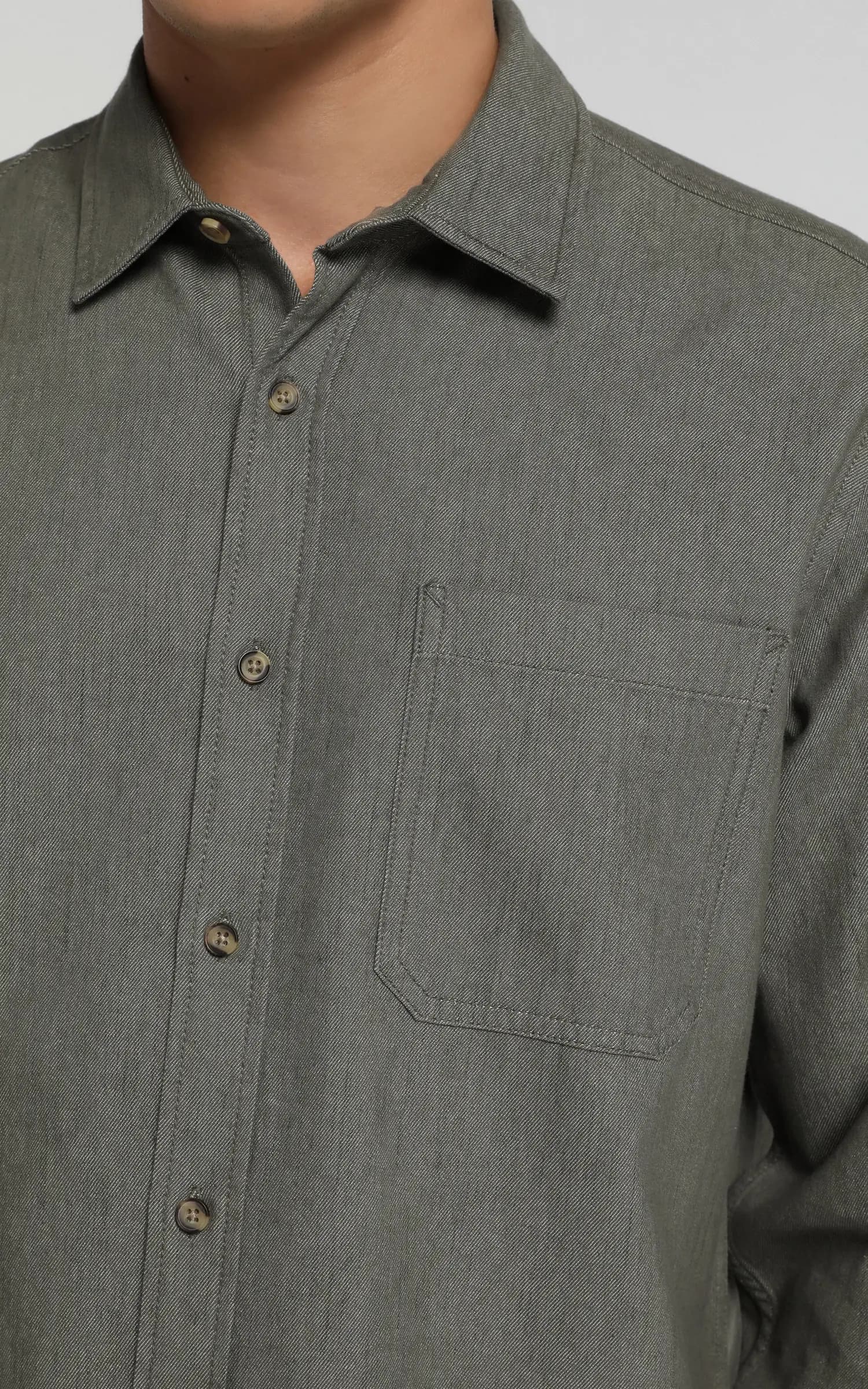 پیراهن مردانه سبز آستین بلند جیب‌دار ساده COLIN’S کد CL1077547 — تصویر ۴