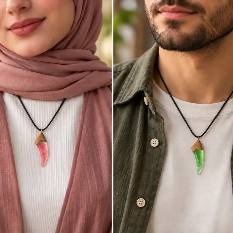 گردنبند چوب و رزین شبتاب طرح عاج | زیورینو — تصویر ۴