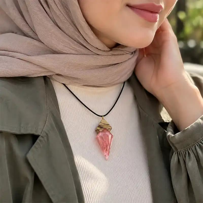 گردنبند چوب و رزین شبتاب مدل هجری | زیورینو — تصویر ۲