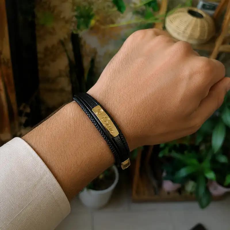 دستبند مردانه چرمی طرح Cartier با پلاک استیل-زیورینو-4 ردیفه — تصویر ۵