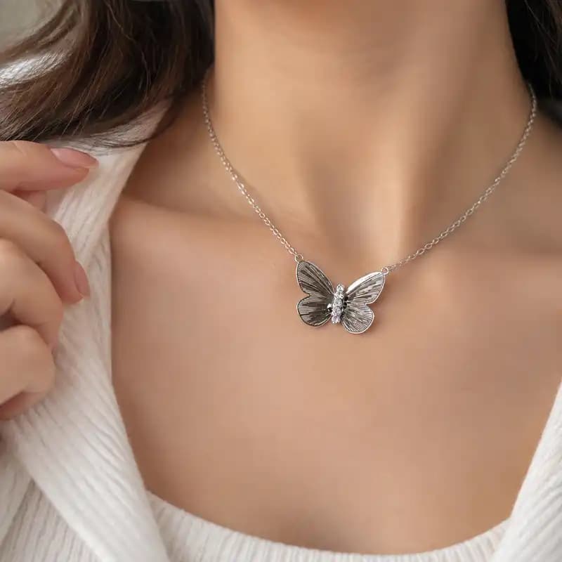 گردنبند پروانه نقره‌ای زنانه با نگین براق — تصویر ۲