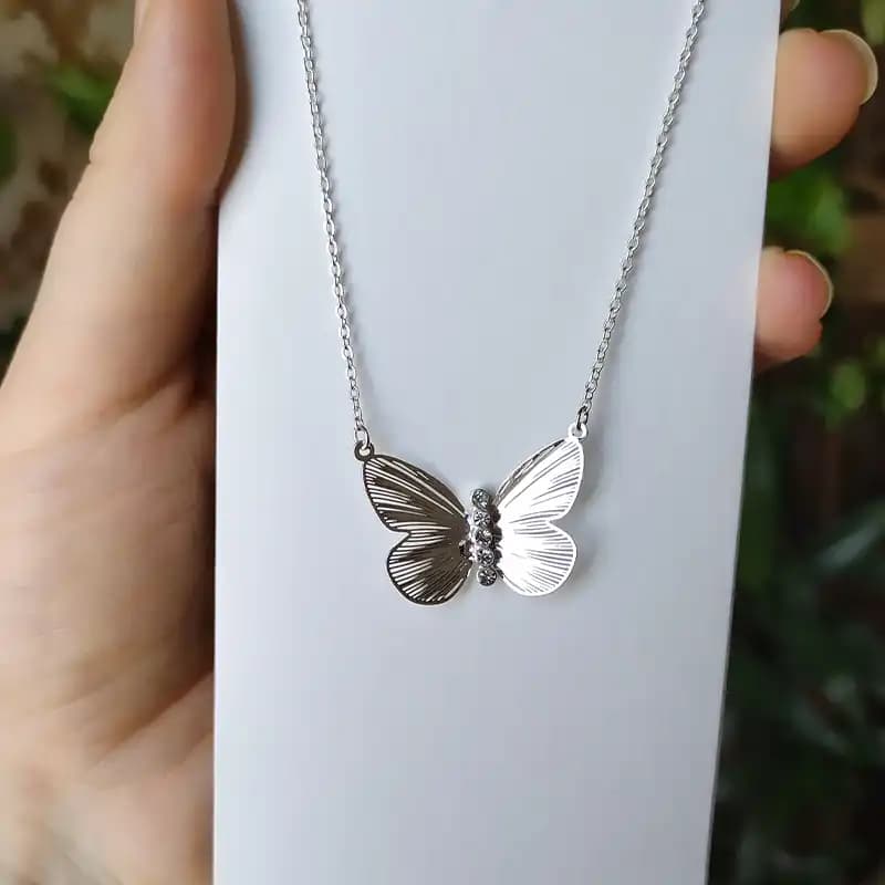 گردنبند پروانه نقره‌ای زنانه با نگین براق — تصویر ۳