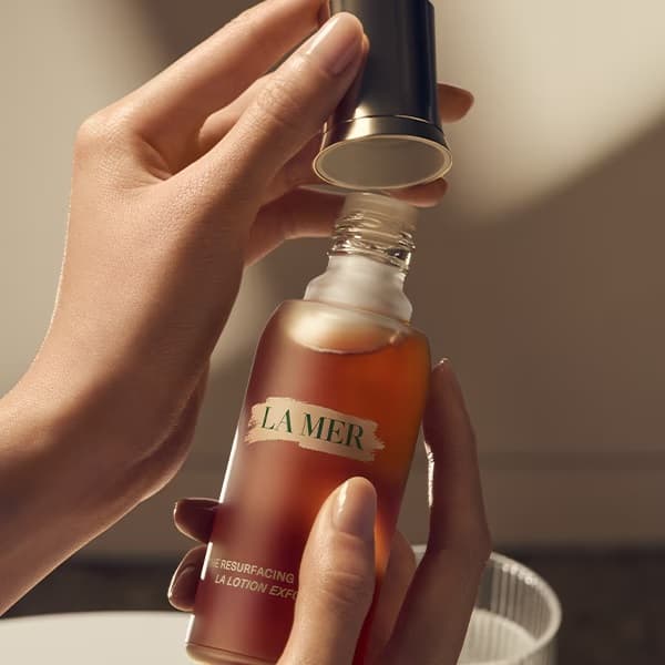 لوسیون لایهبردار و شفاف و یکدستکننده لامر پوست صورت La Mer The Resurfacing Treatment مناسب انواع پوست حجم 100 میلی لیتر — تصویر ۴