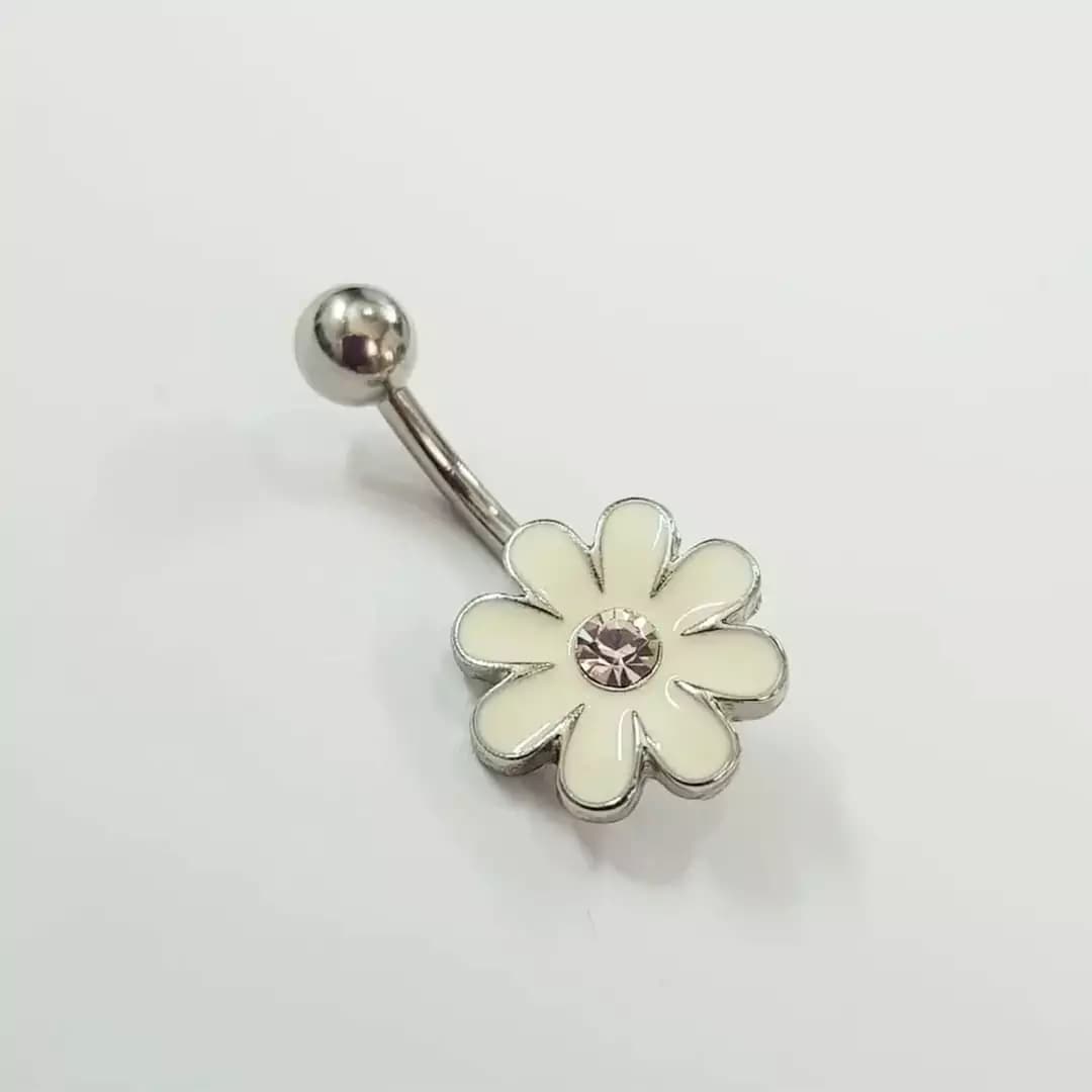 پیرسینگ ناف استیل طرح گل بابونه از جنس نقره استرلینگ مدل 59472 — تصویر ۳