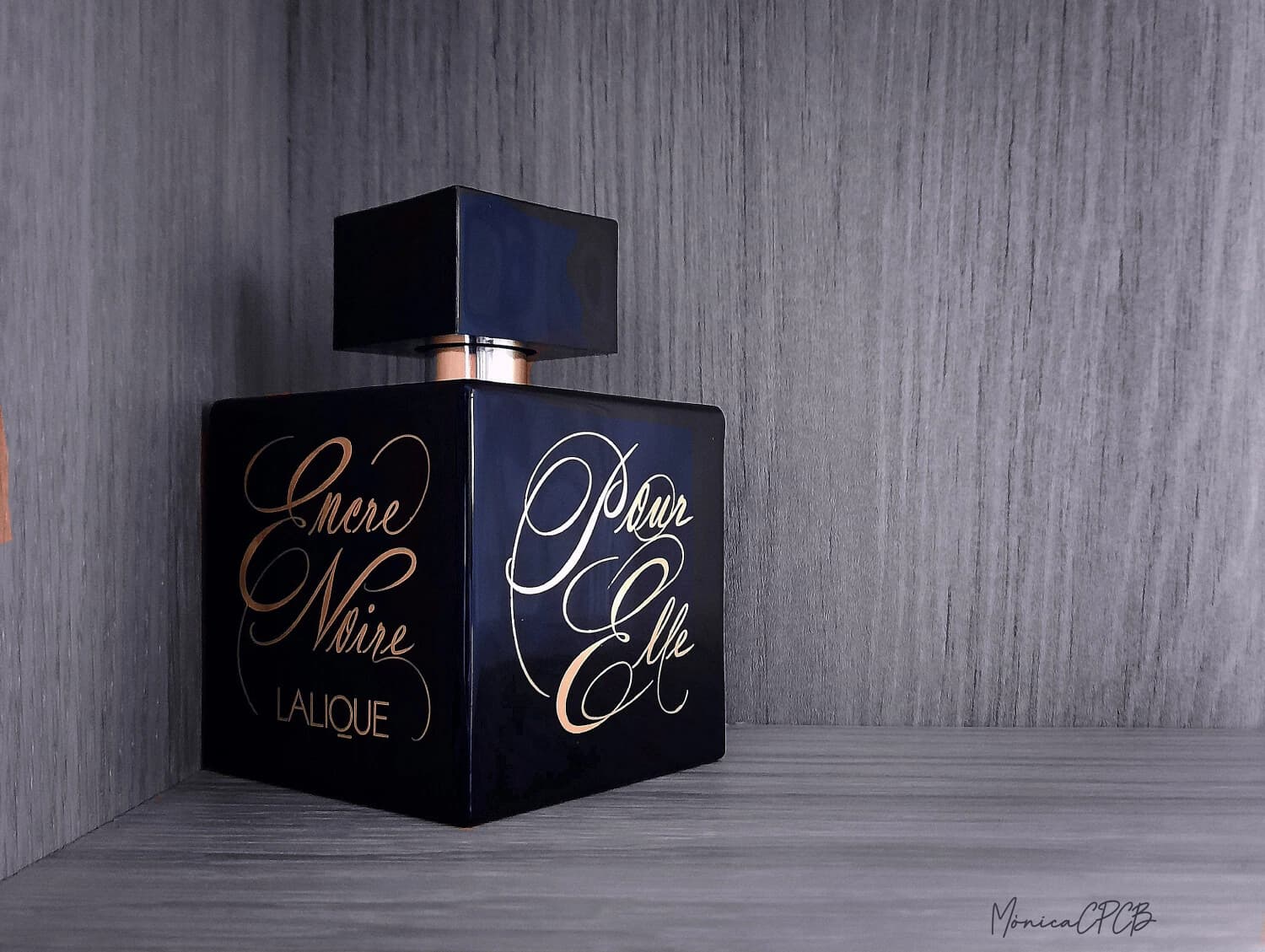 عطر ادکلن لالیک انکر نویر پور ال اصل | Lalique Encre Noire Pour Elle — تصویر ۴