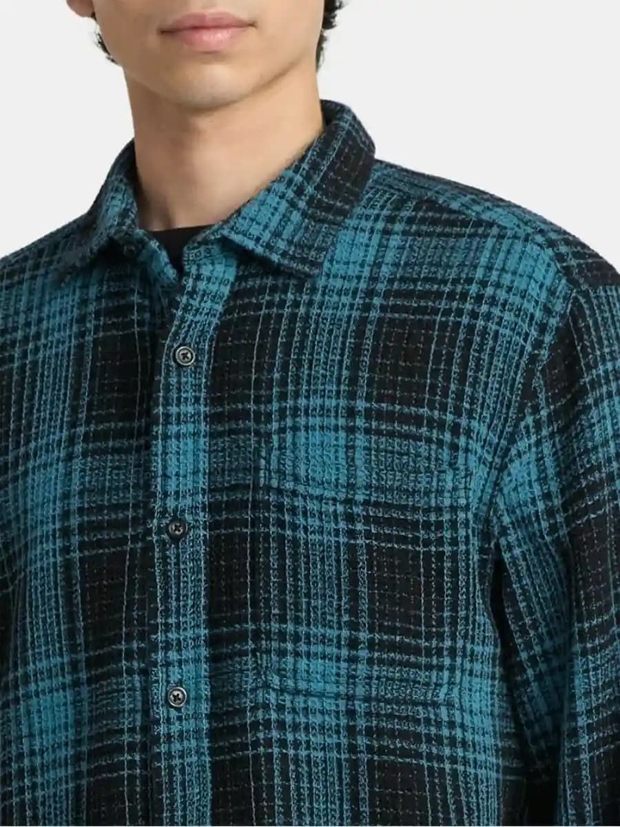 پیراهن ضخیم چهارخونه مردانه سبز آبی تیره با خطوط مشکی — تصویر ۴