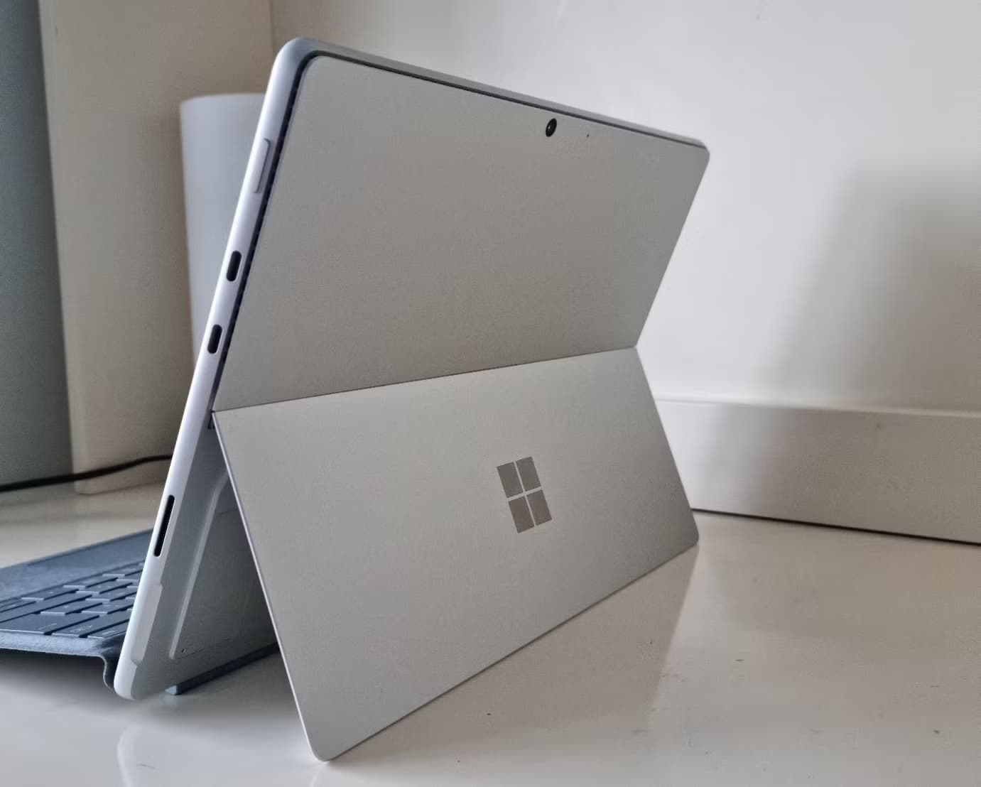 تبلت مایکروسافت سرفیس 8 (استوک) به همراه کیبورد Microsoft Surface Pro8 | CPU i7 | 16GB RAM | 256GB SSD |13 inch — تصویر ۲