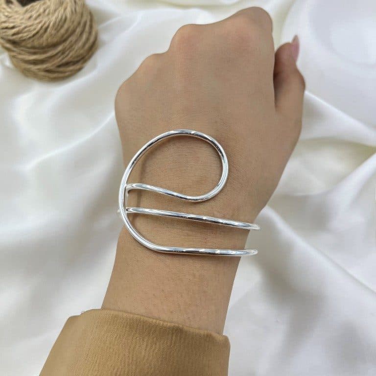 دستبند زنانه بنگل مینیمال مدل موج کد B5629 — تصویر ۳