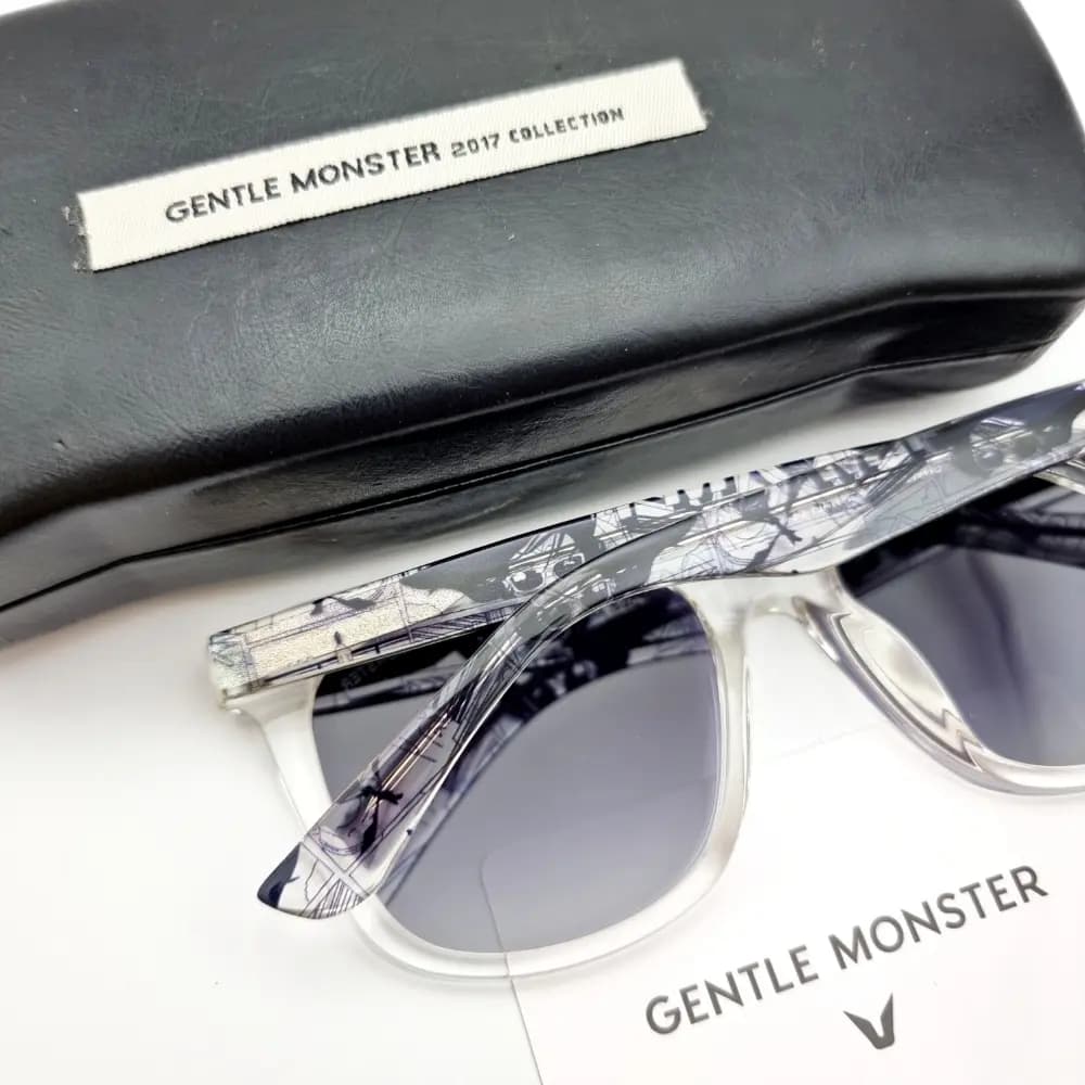 عینک دودی Gentle monster مدل D7362 | سفید شفاف با دسته طرح دار — تصویر ۵