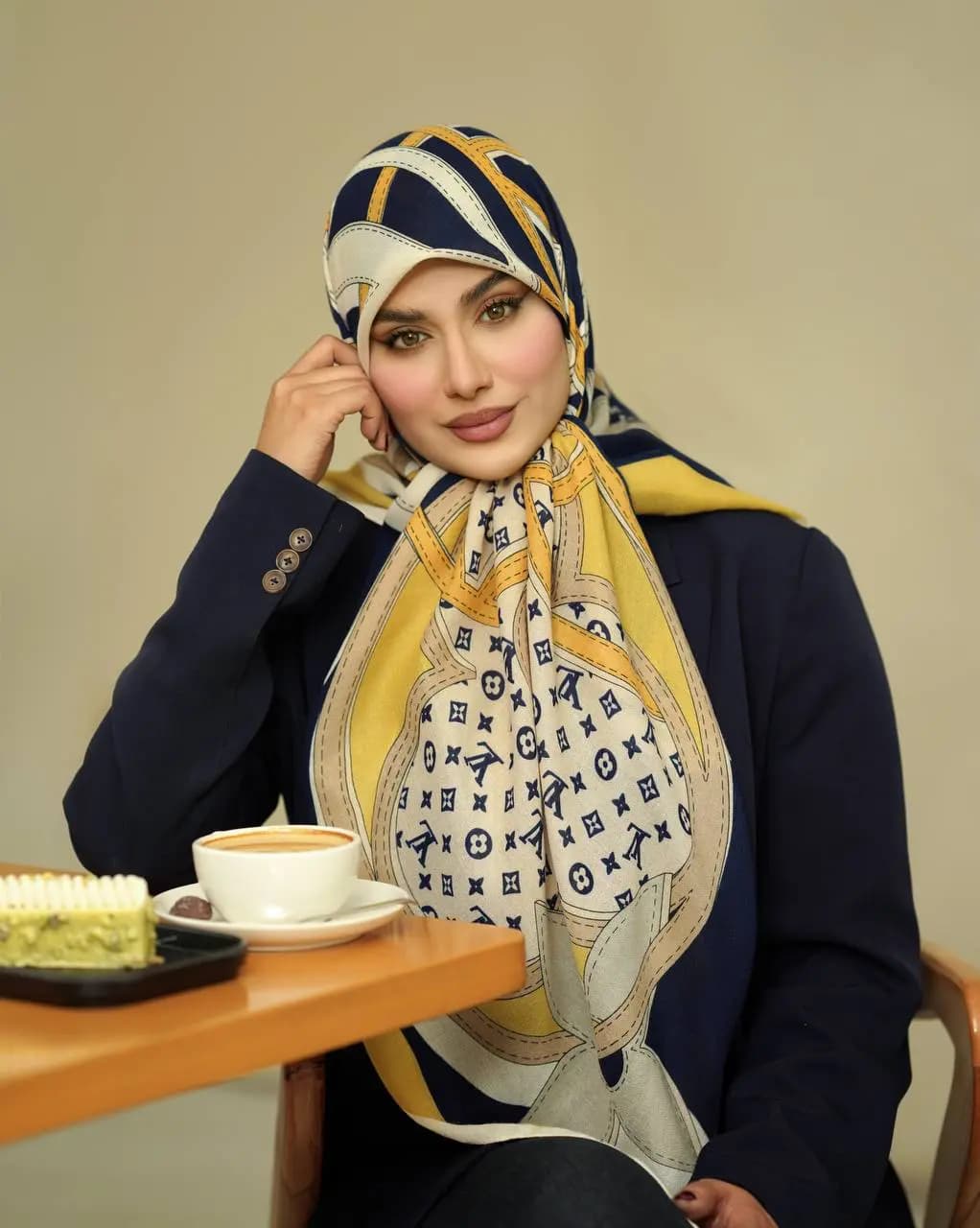 روسری سیا اسکارف طرح لویی ویتون منگوله دار جی ان تی کد 505 — تصویر ۵