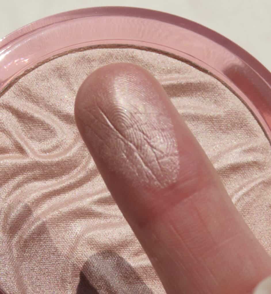 هایلایتر Let It Glow اسنس Essence Highlighter — تصویر ۵